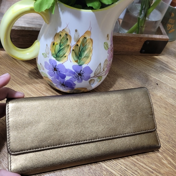 100% Authentic Hobo wallet beautiful golden โจ๏ธ ๐ color - Picture 5 of 7